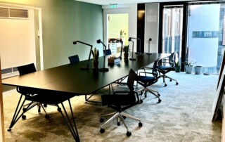 Bürofläche im Geschäftshaus Karlsplatz 3 mit großem Besprechungstisch und Fensterfront