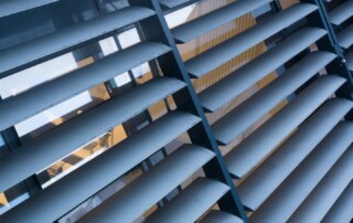 Fassade Karlsplatz 3 mit Sonnenschutzlamellen